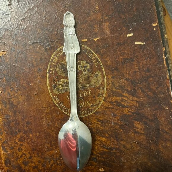 Collectible Set of Dionne Quintuplets Spoons - Picture 12 of 14